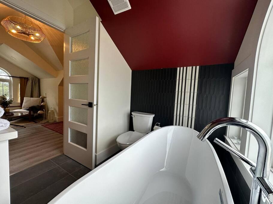 Heritage-Inspired Guesthouse - Luxe Bath & Elegant Ceilings Edmonton Kültér fotó