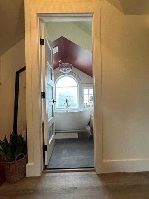 Heritage-Inspired Guesthouse - Luxe Bath & Elegant Ceilings Edmonton Kültér fotó