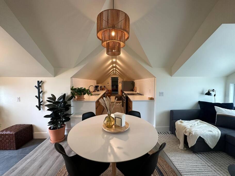Heritage-Inspired Guesthouse - Luxe Bath & Elegant Ceilings Edmonton Kültér fotó