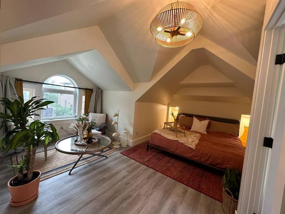 Heritage-Inspired Guesthouse - Luxe Bath & Elegant Ceilings Edmonton Kültér fotó
