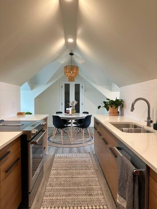 Heritage-Inspired Guesthouse - Luxe Bath & Elegant Ceilings Edmonton Kültér fotó