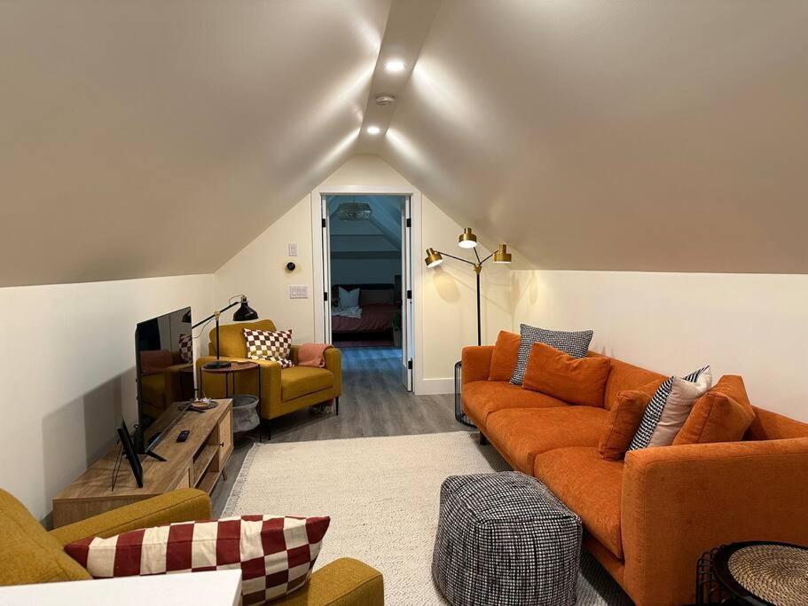 Heritage-Inspired Guesthouse - Luxe Bath & Elegant Ceilings Edmonton Kültér fotó