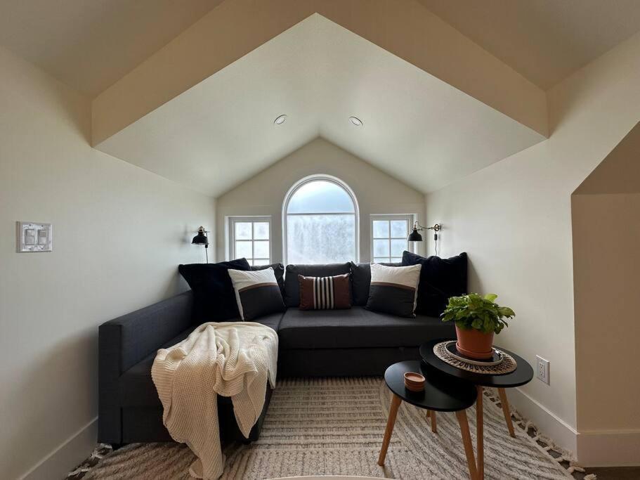 Heritage-Inspired Guesthouse - Luxe Bath & Elegant Ceilings Edmonton Kültér fotó