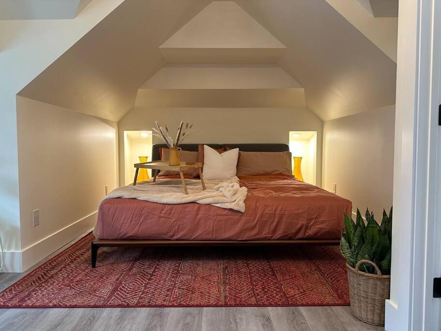 Heritage-Inspired Guesthouse - Luxe Bath & Elegant Ceilings Edmonton Kültér fotó