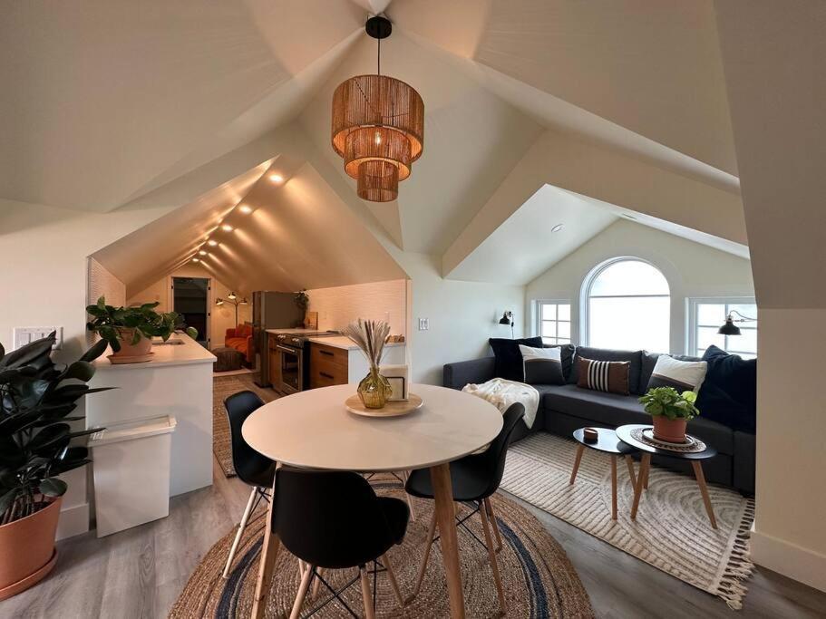 Heritage-Inspired Guesthouse - Luxe Bath & Elegant Ceilings Edmonton Kültér fotó