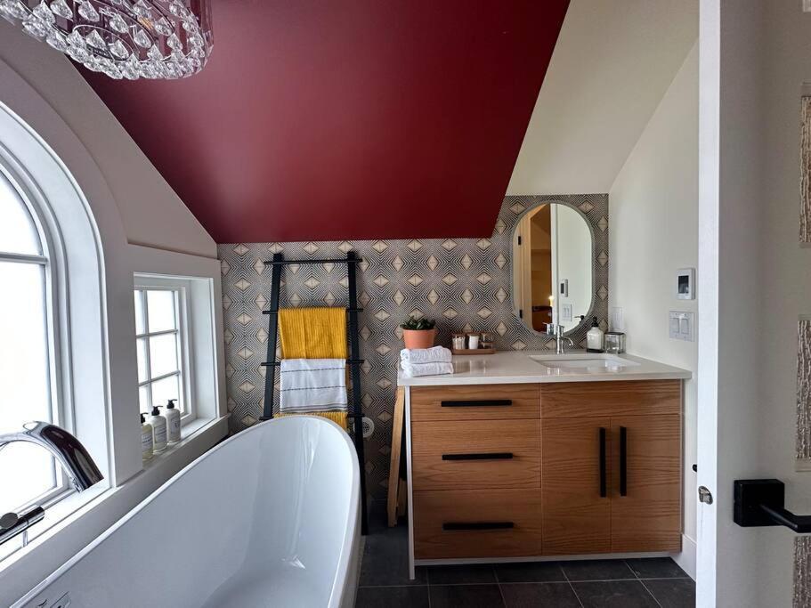 Heritage-Inspired Guesthouse - Luxe Bath & Elegant Ceilings Edmonton Kültér fotó